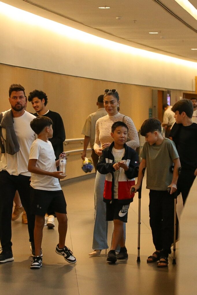 Juliana Paes no shopping com marido e filhos