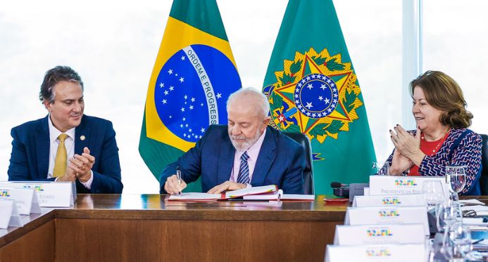 Lula assina novo Plano Nacional de Educação com 18 objetivos e 58 metas para a próxima década