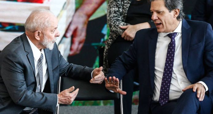 Aliados defendem que Lula foque entregas e dê menos palanque a Campos Neto