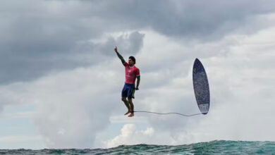 Autor de foto icônica de Medina em Teahupoo explica clique certeiro: "Fazendo o que amo"