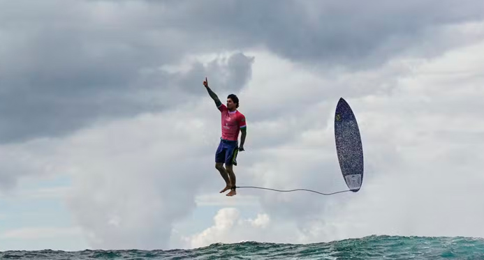 Autor de foto icônica de Medina em Teahupoo explica clique certeiro: "Fazendo o que amo"