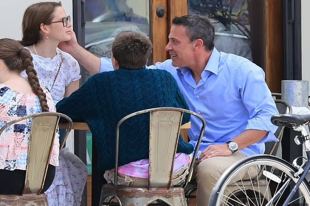 Ben Affleck com os filhos no feriado de 4 de julho