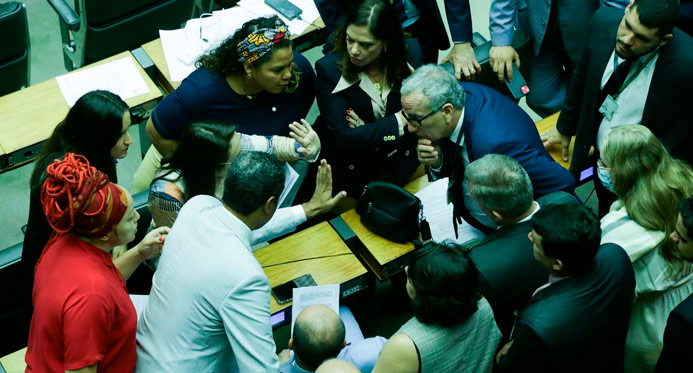 Câmara aprova PEC que perdoa multas e cotas raciais de partidos