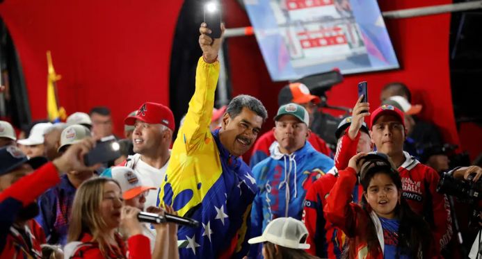 Conselho eleitoral declara Maduro reeleito com 51,21% dos votos
