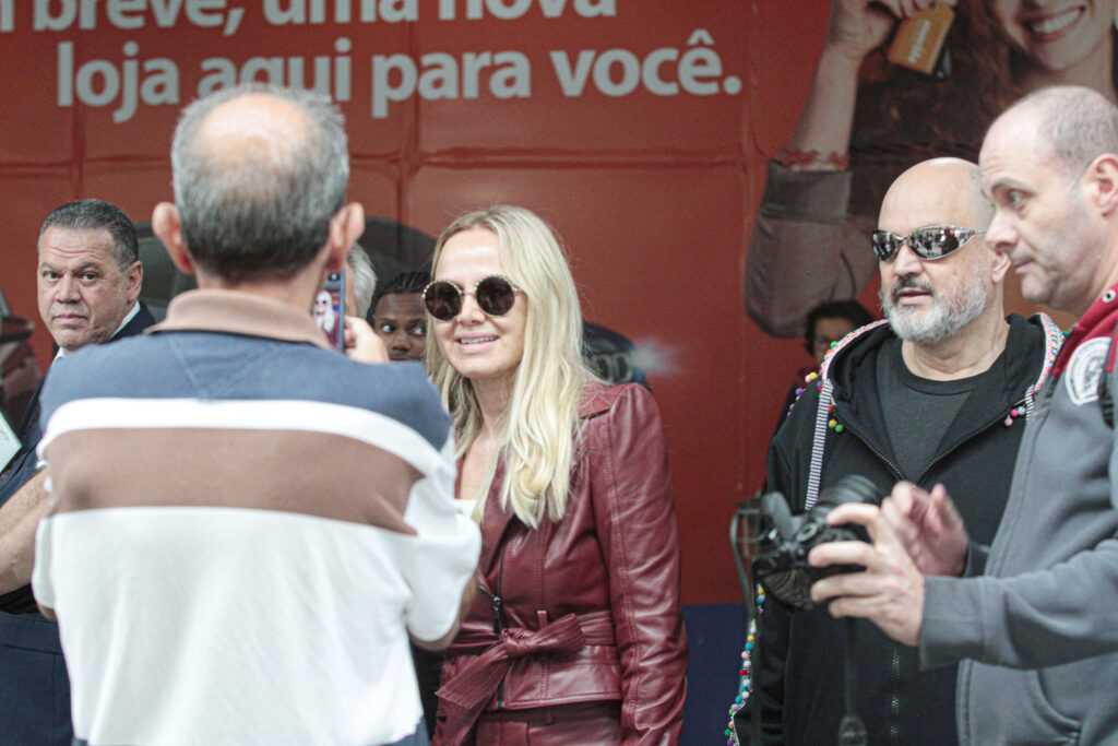 Eliana atende fãs no aeroporto - Guilherme Henrique / AgNews