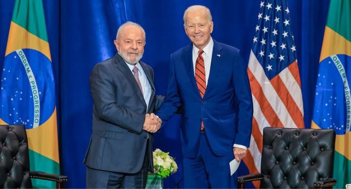 Lula conversa por telefone com Biden sobre G20, trabalho e Venezuela