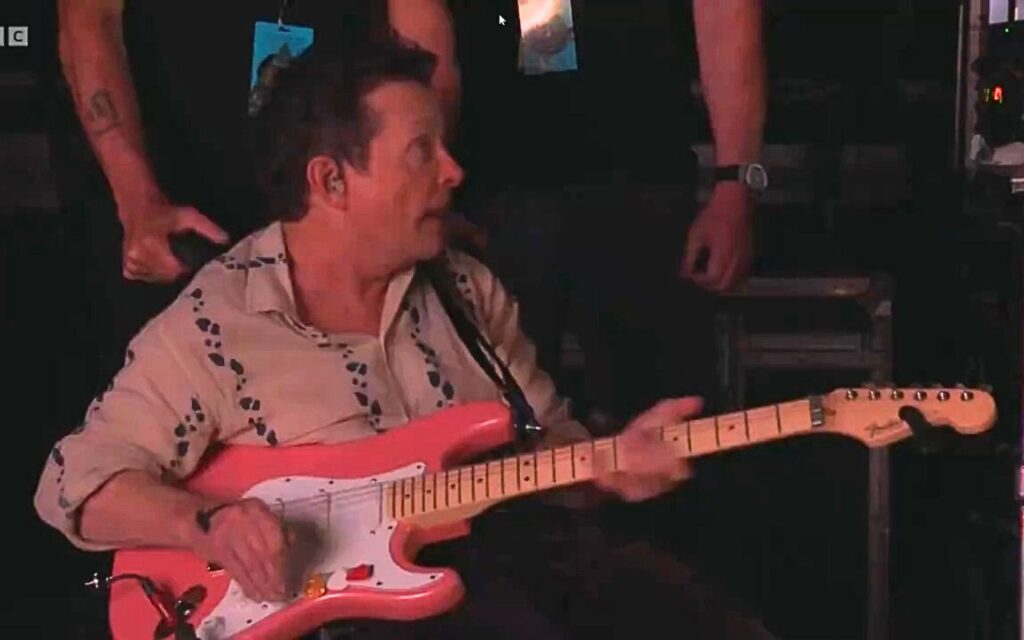 Michael J. Fox Toca com Coldplay no Festival Glastonbury e Emociona Plateia