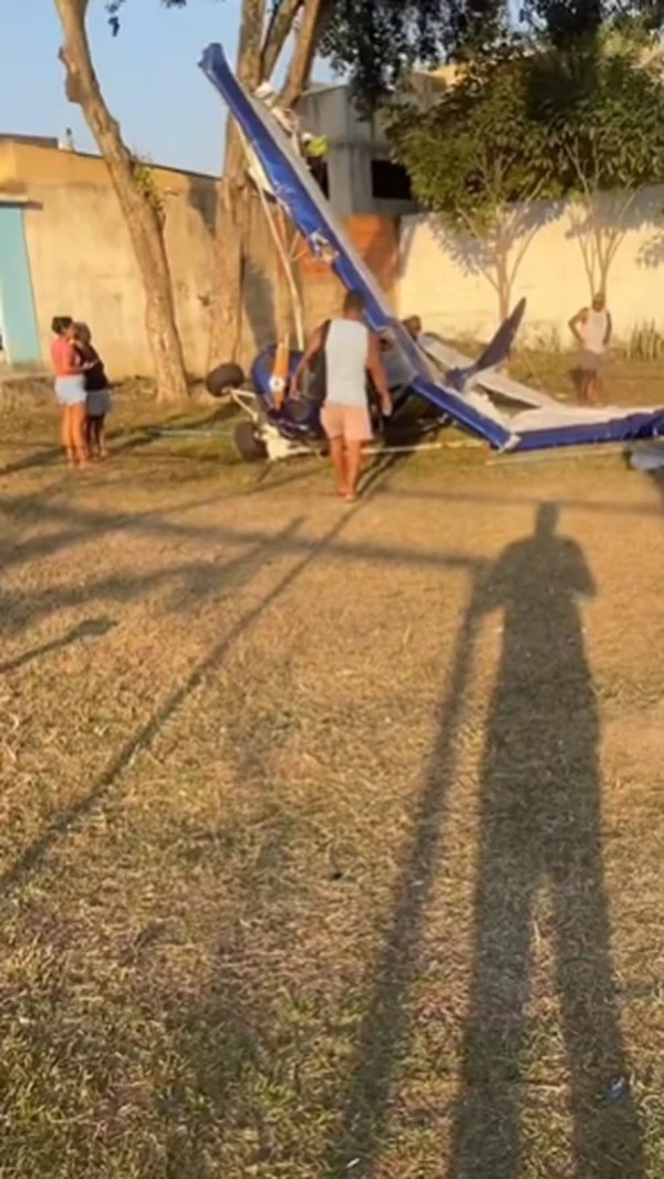 Avião caiu em campo de futebol no Rio de Janeiro (16/08); causa será investigada