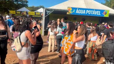 Calor e seca: grandes eventos terão que fornecer água grátis ao público até o fim do ano, define governo