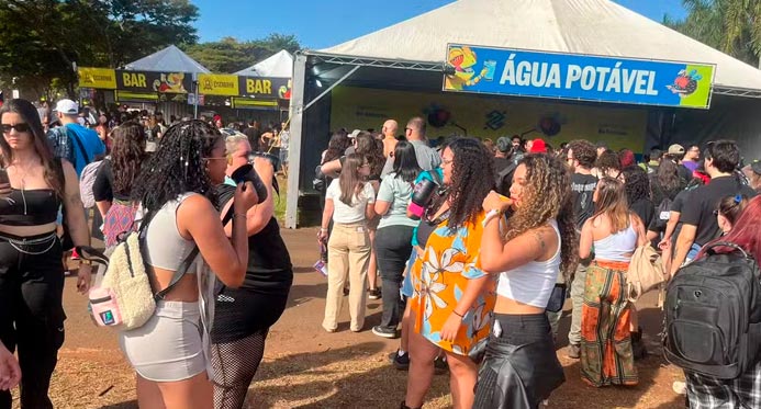 Calor e seca: grandes eventos terão que fornecer água grátis ao público até o fim do ano, define governo
