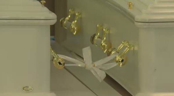 Casal vítima de queda de avião em Vinhedo tem caixões unidos por fita branca com alianças