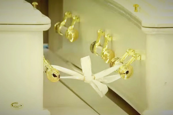 Despedida emocionante: amigos e familiares prestam homenagens ao casal Daniela Schulz e Hiales Carpine