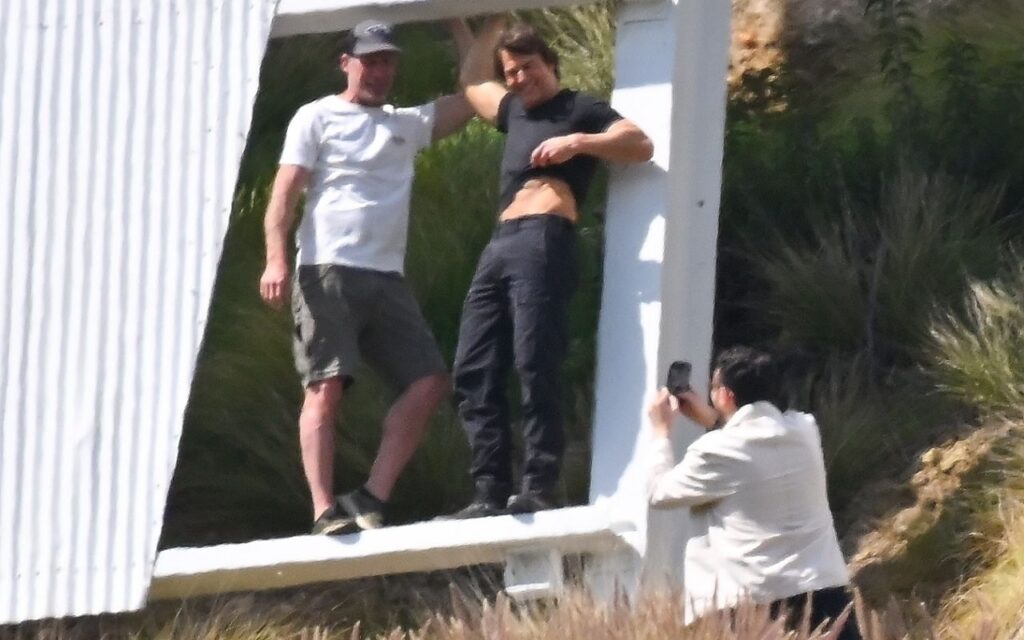 Veja fotos de Tom Cruise escalando o famosos letreiro de Hollywood para gravar um comercial relacionado ao tema olímpico.