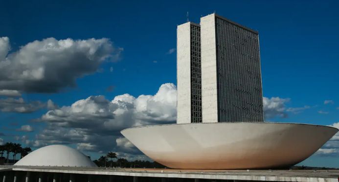 Flávio Dino mantém suspensão das "emendas Pix" ao Orçamento e Congresso recorre contra decisão