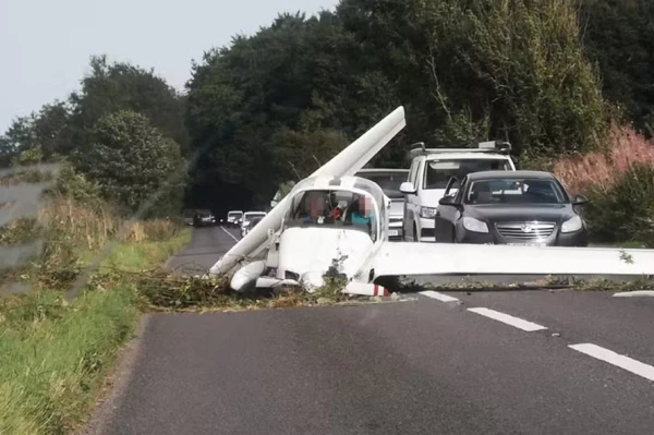 Fotos: avião cai em estrada e testemunha diz que a aeronave parece ter ‘mergulhado de nariz’