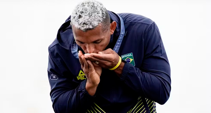 Isaquias Queiroz dá arrancada espetacular no fim e garante a prata no C1 1000m em Paris