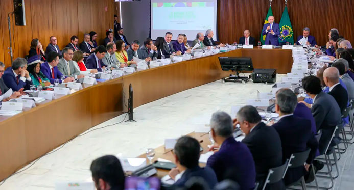 Lula orienta ministros a não criarem novos programas