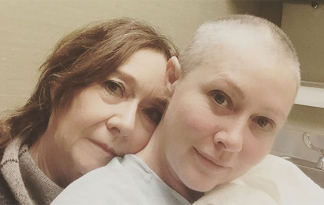 Mãe de Shannen Doherty dá continuidade a podcast em homenagem à sua memória