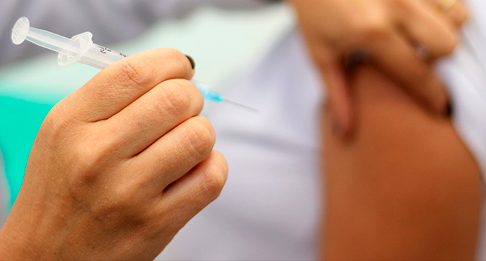 Média de doses aplicadas por dia de vacina da dengue aumentou em 26% nas últimas duas semanas