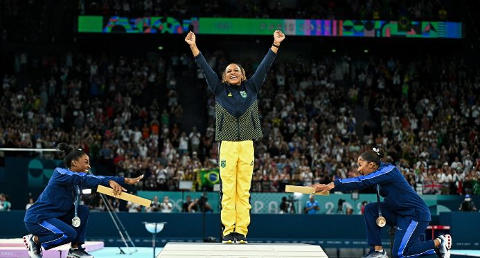 Rebeca Andrade supera Biles, é ouro no solo e se torna maior medalhista Olímpica do Brasil