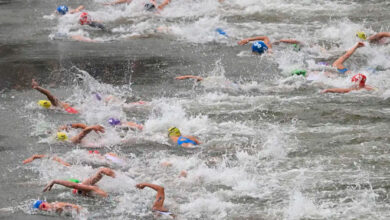 Triatletas são hospitalizados após nadarem no rio Sena; Bélgica desiste de prova