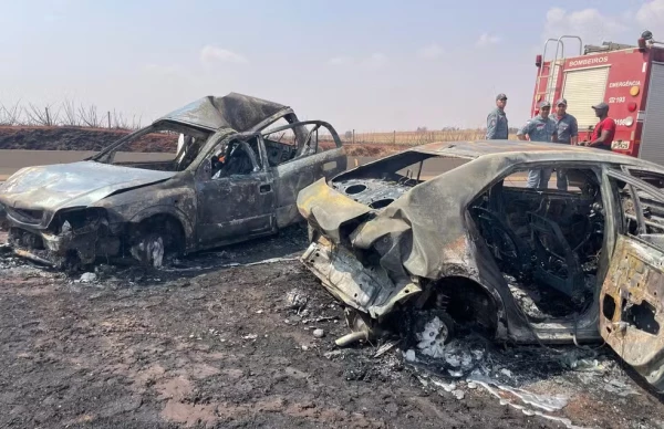 Acidente fatal causa óbito e carros pegam fogo em rodovia de SP