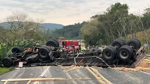 Caminhão carregado de madeiras tomba em rodovia do interior de SP e óbito é confirmado