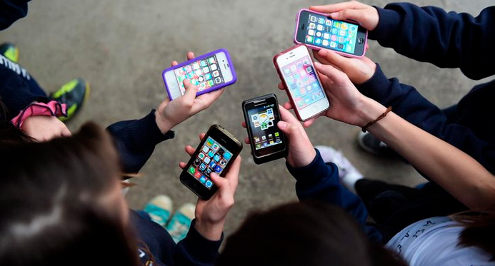 Governo prepara medida que proíbe o uso de celulares em escolas