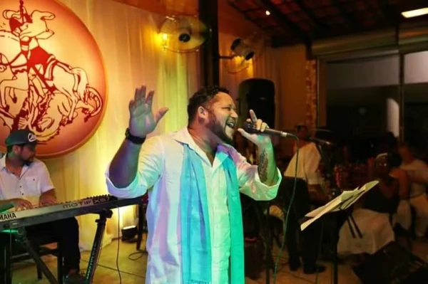 Luto na música: falecimento de cantor de 47 anos é confirmado após ele sofrer AVC
