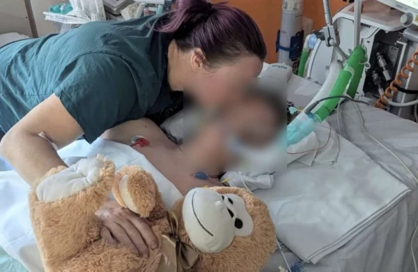 Menino de 12 anos faz desafio do TikTok, sofre parada cardíaca e fica em estado grave
