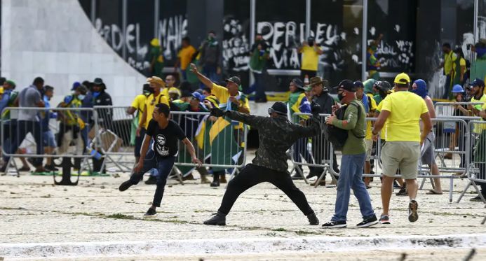 Projeto que concede anistia a golpistas do 8/1 avança na Câmara