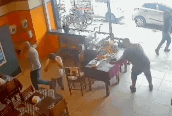 Tragédia em SP: menino de 2 anos solta a mão do pai, corre para fora de bar e acaba atropelado; ele não resistiu