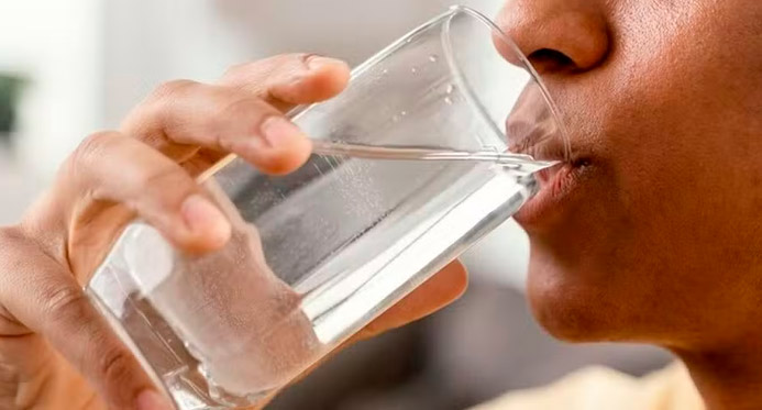 Água pode mesmo aliviar ou prevenir ressaca? Entenda