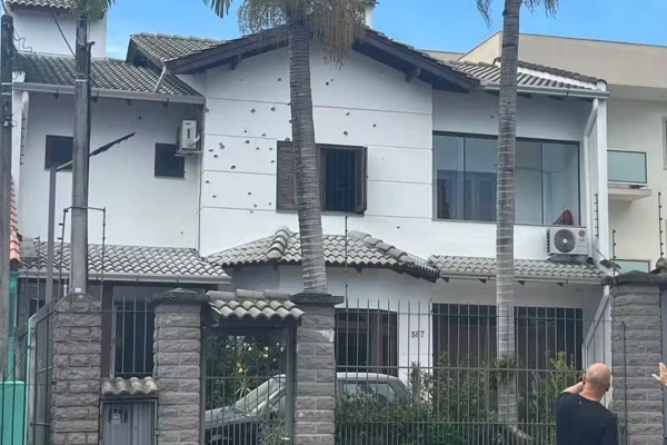 Imagens de como ficou a casa em Novo Hamburgo, após atirador atentar contra a família
