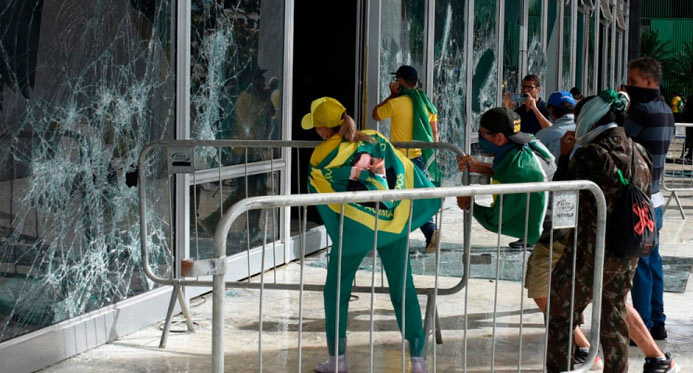 Moraes determina extradição de foragidos do 8/1 que estão no exterior
