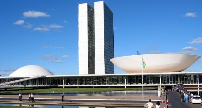 Pacote que limita poder de ministros do STF avança no Congresso após ofensiva de bolsonaristas e centrão