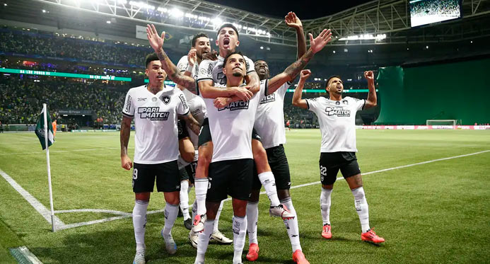 Botafogo vence Palmeiras e retoma liderança do Brasileirão em jogo decisivo