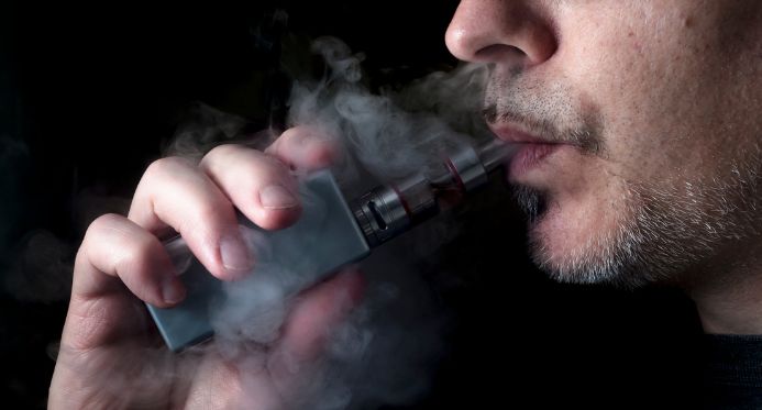 Cigarro eletrônico causa rombo de R$ 100 milhões anuais ao Espírito Santo