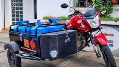 Comissão da Câmara aprova projeto que facilita transporte de gás e água por motocicletas