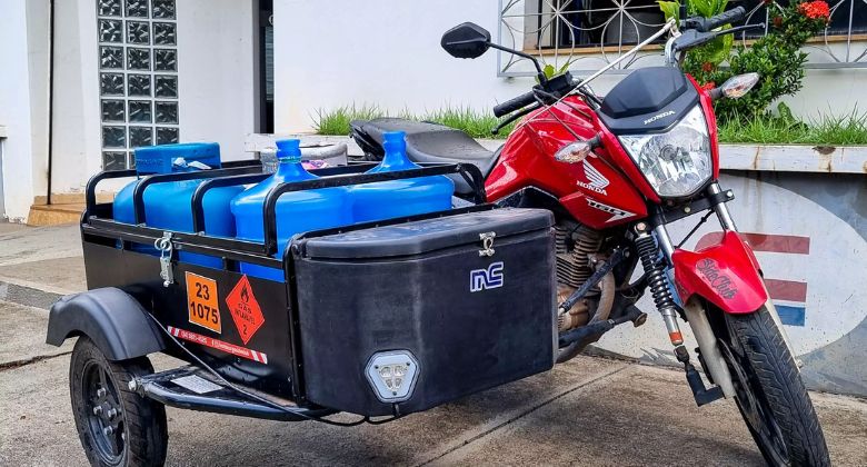 Comissão da Câmara aprova projeto que facilita transporte de gás e água por motocicletas