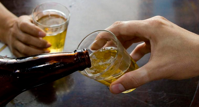 Consumo de álcool causa 12 mortes por hora no Brasil e custa R$ 18,8 bi ao ano, diz estudo