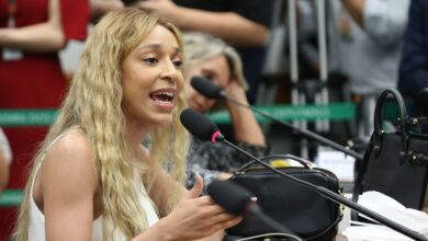 Fim da escala 6x1: proposta de Erika Hilton mobiliza redes sociais e divide parlamentares