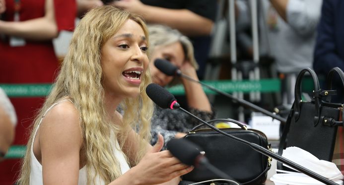 Fim da escala 6x1: proposta de Erika Hilton mobiliza redes sociais e divide parlamentares