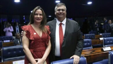 Flavio Dino vai se casar com Daniela Lima e convida o presidente Lula