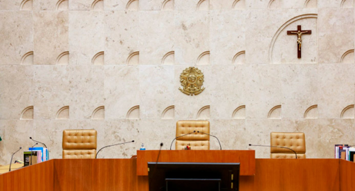 Maioria do STF vota por manter símbolos religiosos em órgãos públicos