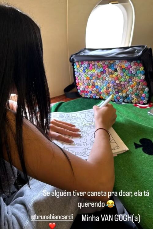 Bruna Biancardi colorindo desenho