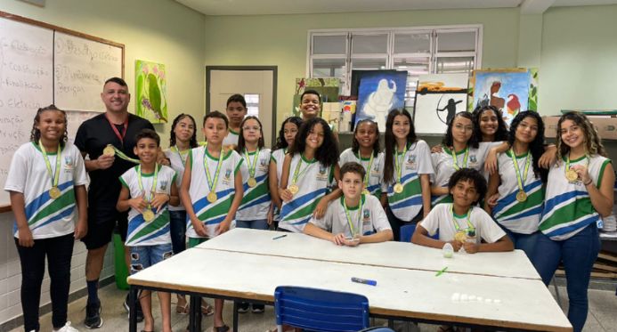 Projeto de educação física em escola de Cariacica transforma vidas de jovens alunos
