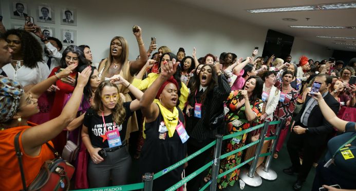 Sob protestos, CCJ da Câmara aprova PEC que proíbe aborto, mesmo em casos previstos por lei