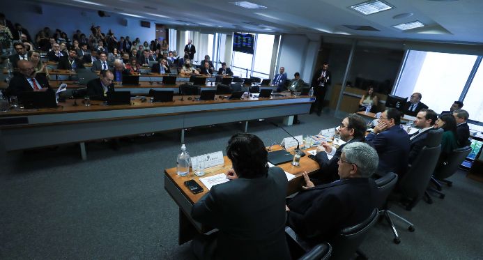 CCJ do Senado isenta armas e refrigerante e altera reforma tributária