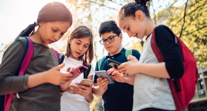 Câmara aprova projeto que restringe uso de celular em escolas